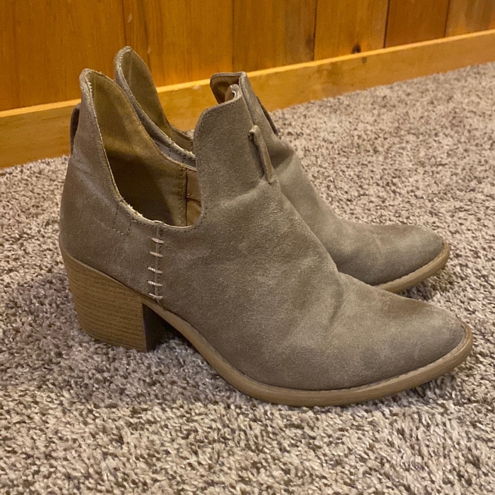 Size 7.5 gray/tan heel boots. Brand Qupid.